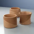 Pot marron pour plante succulente imprimé en 3D, avec surface lisse et trou de drainage à la base.